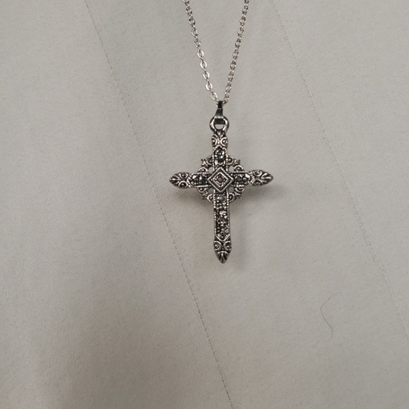 Cross pendent with chain - Picture 5 of 5